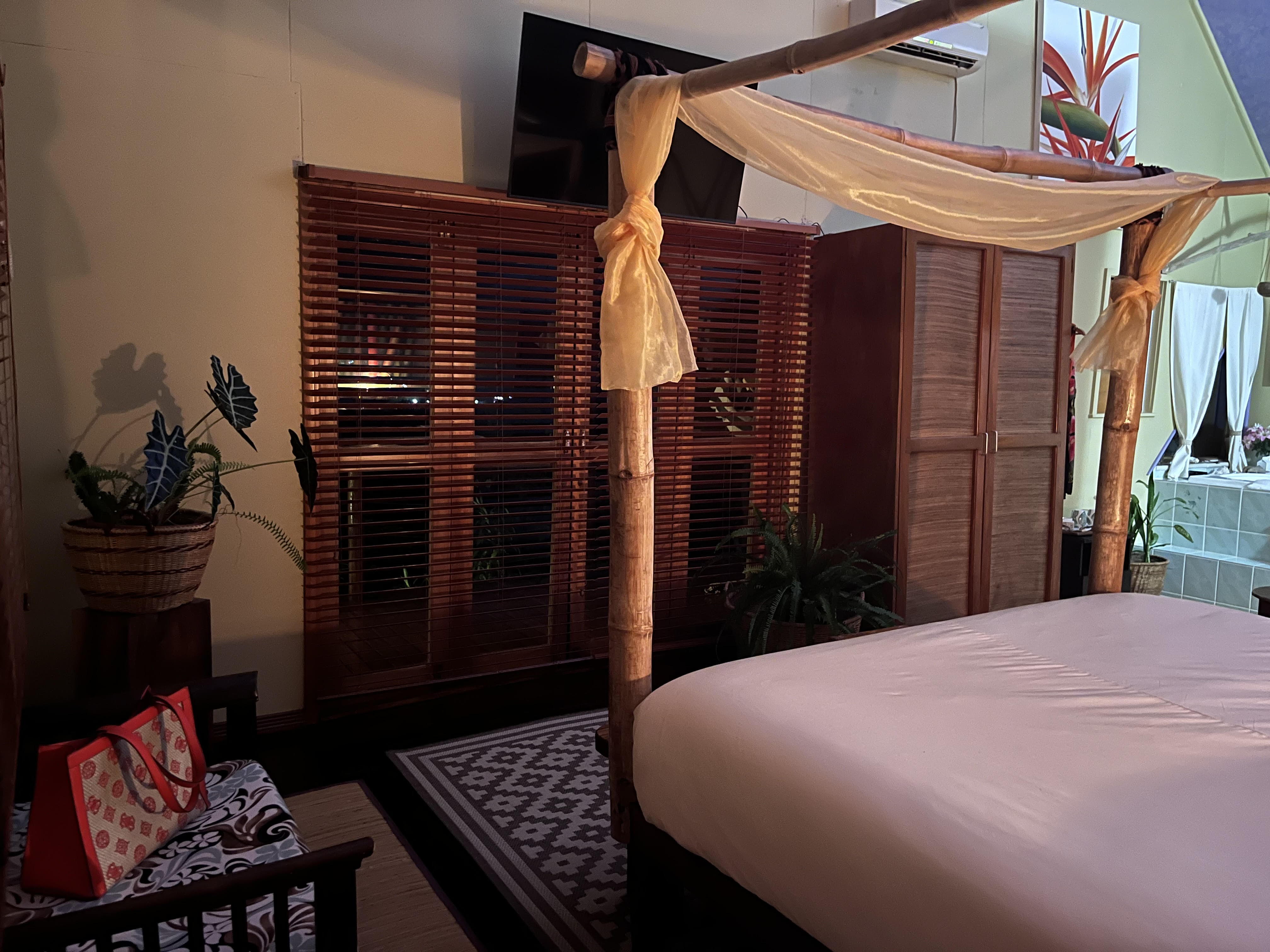 Deluxe Poolside Ocean View King bedroom